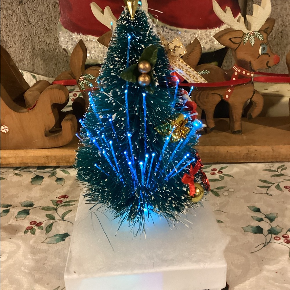 Vintage Mini Fiber Optic Musical Tree & Hand-painted Ceramic Carolers - Picture 5 of 9